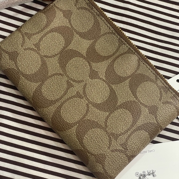 Coach Wristlet New - Picture 2 of 10